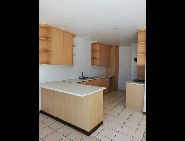 3 bed property to rent in TABLE VIEW